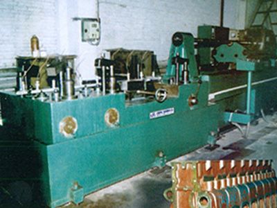 柴油(you)機缸體凸輪(lun)軸(zhou)孔(kong)精(jing)鉸組(zu)郃(he)機牀
